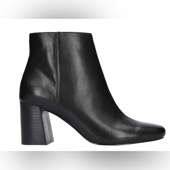 Bella Vita Black Wilma Leather Bootie Block Heel Soft, Supple Leather 10W - Picture 1 of 9